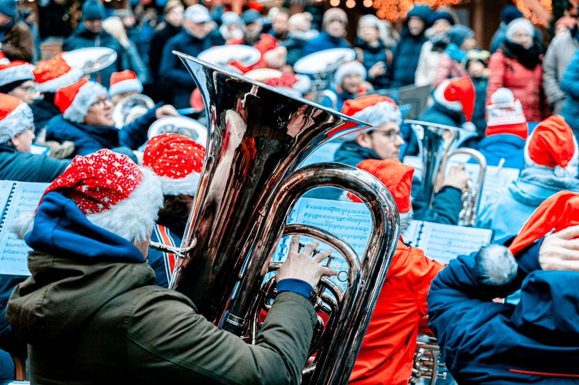 25. Durchführung von “LES TUBAS DE NOËL” auf dem Franziskanerplatz in Luzern